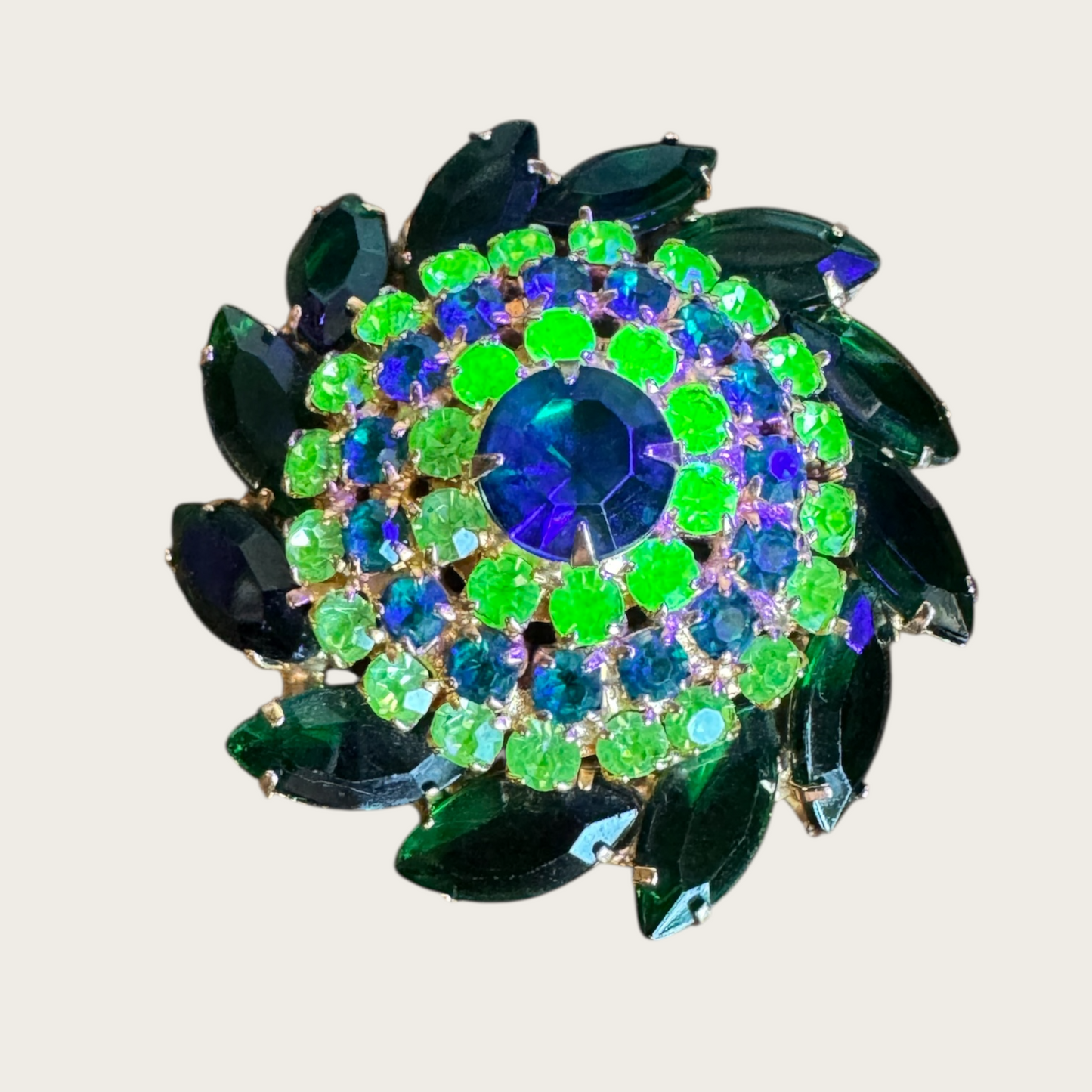Mid-Century Uranium & Emerald Glass Wreath Brooch – Layered Gold-Tone Domed Design