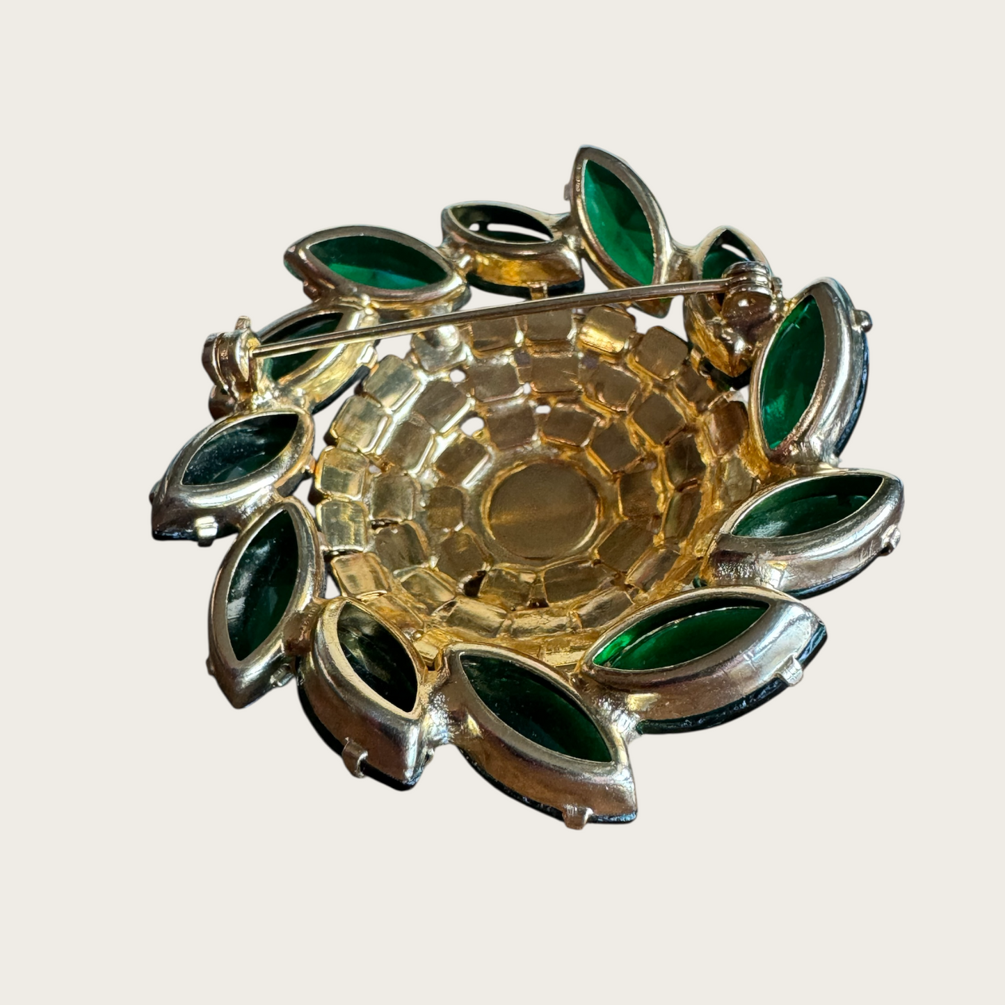 Mid-Century Uranium & Emerald Glass Wreath Brooch – Layered Gold-Tone Domed Design