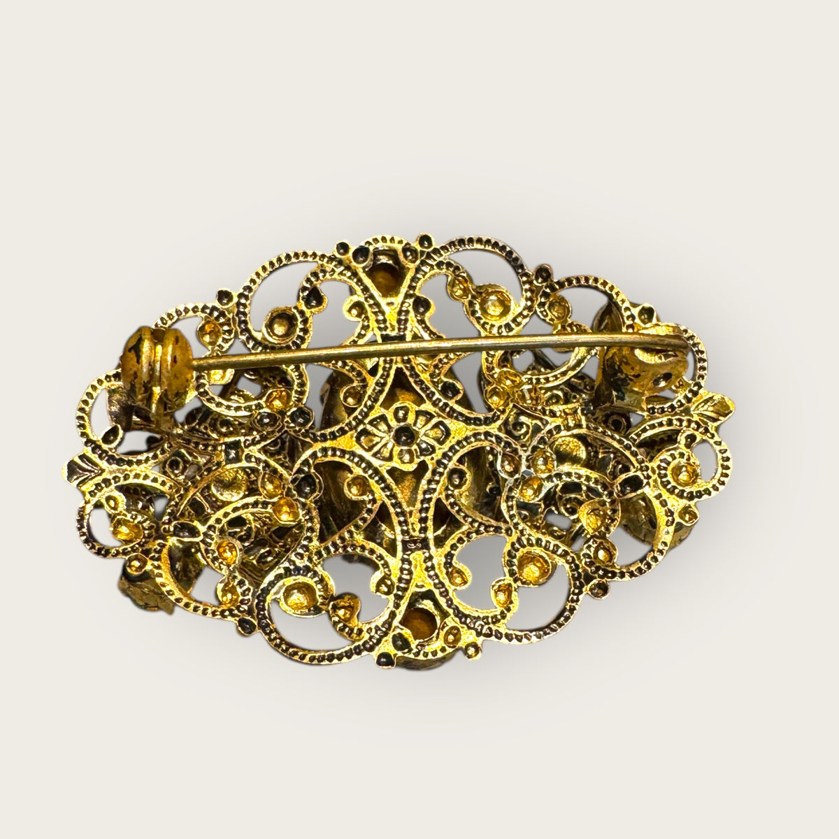 Vintage Emerald & Peridot Rhinestone Filigree Brooch – Antique Gold Setting