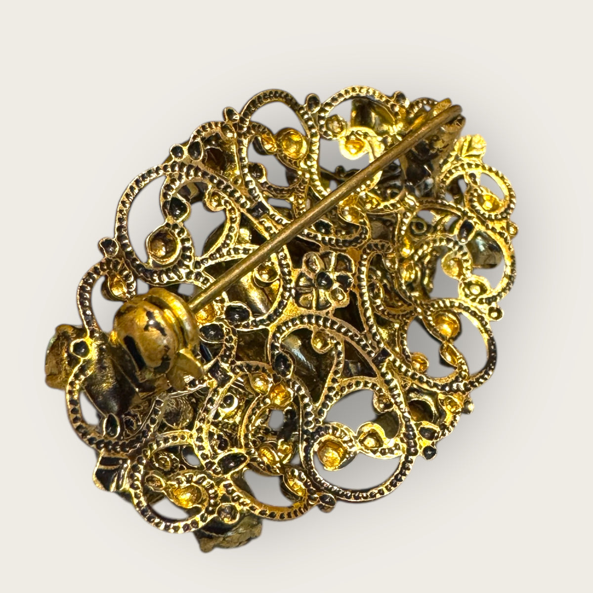 Vintage Emerald & Peridot Rhinestone Filigree Brooch – Antique Gold Setting