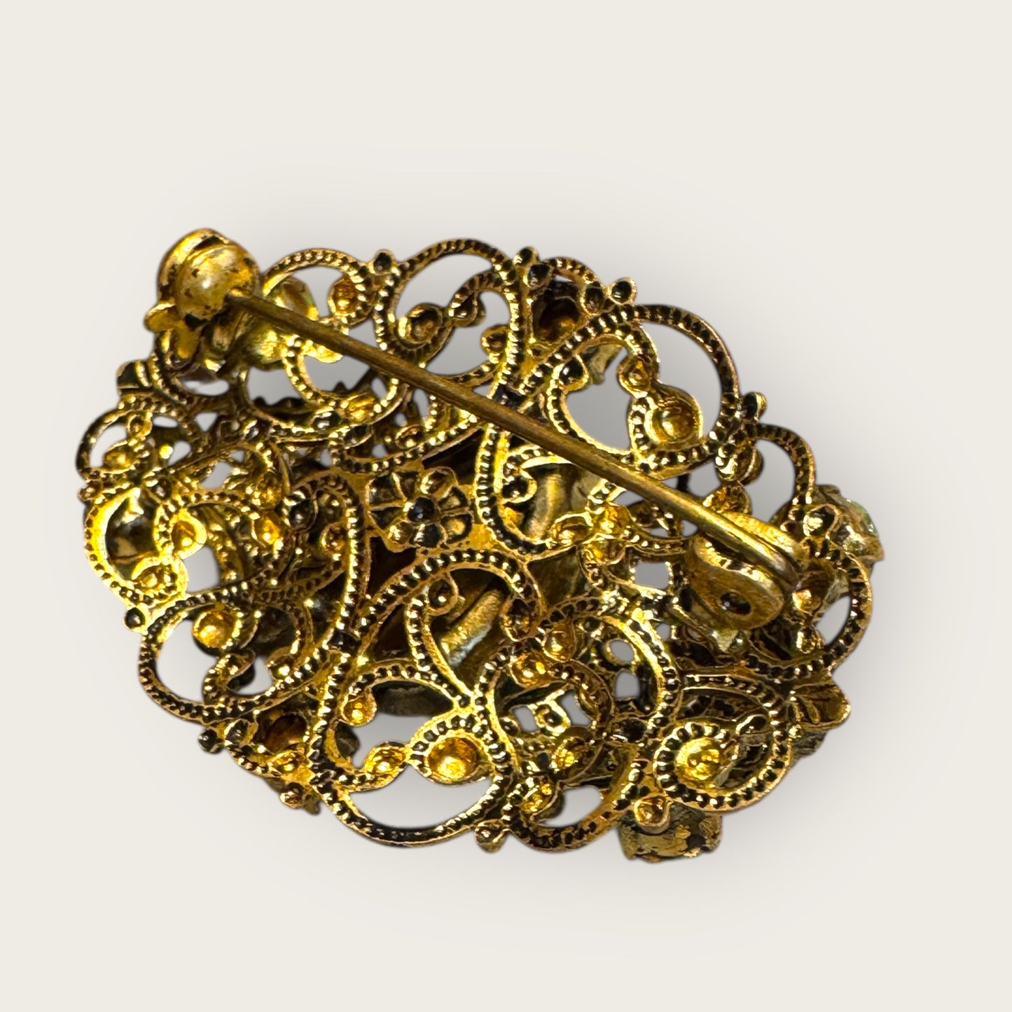 Vintage Emerald & Peridot Rhinestone Filigree Brooch – Antique Gold Setting