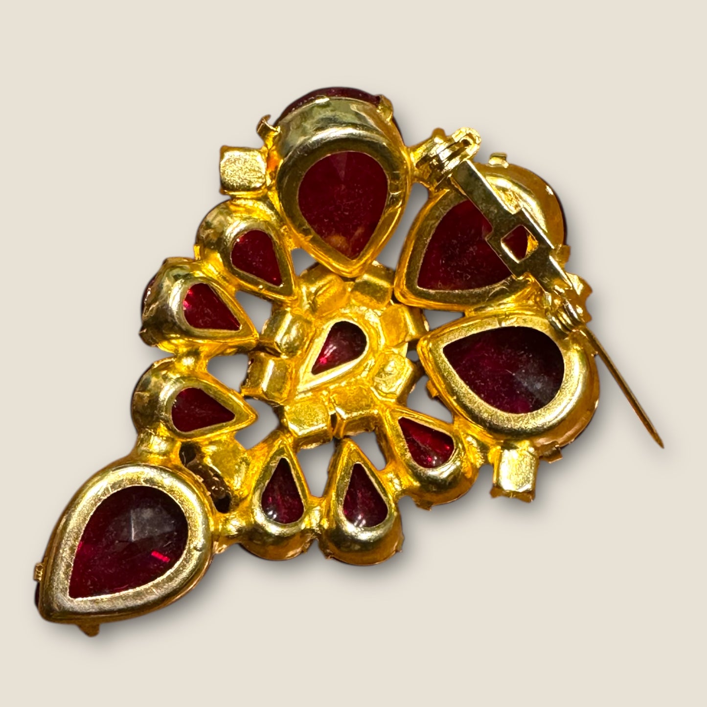 Vintage Ruby Red Pear-Cut Cluster Brooch – Mid-Century Radiance