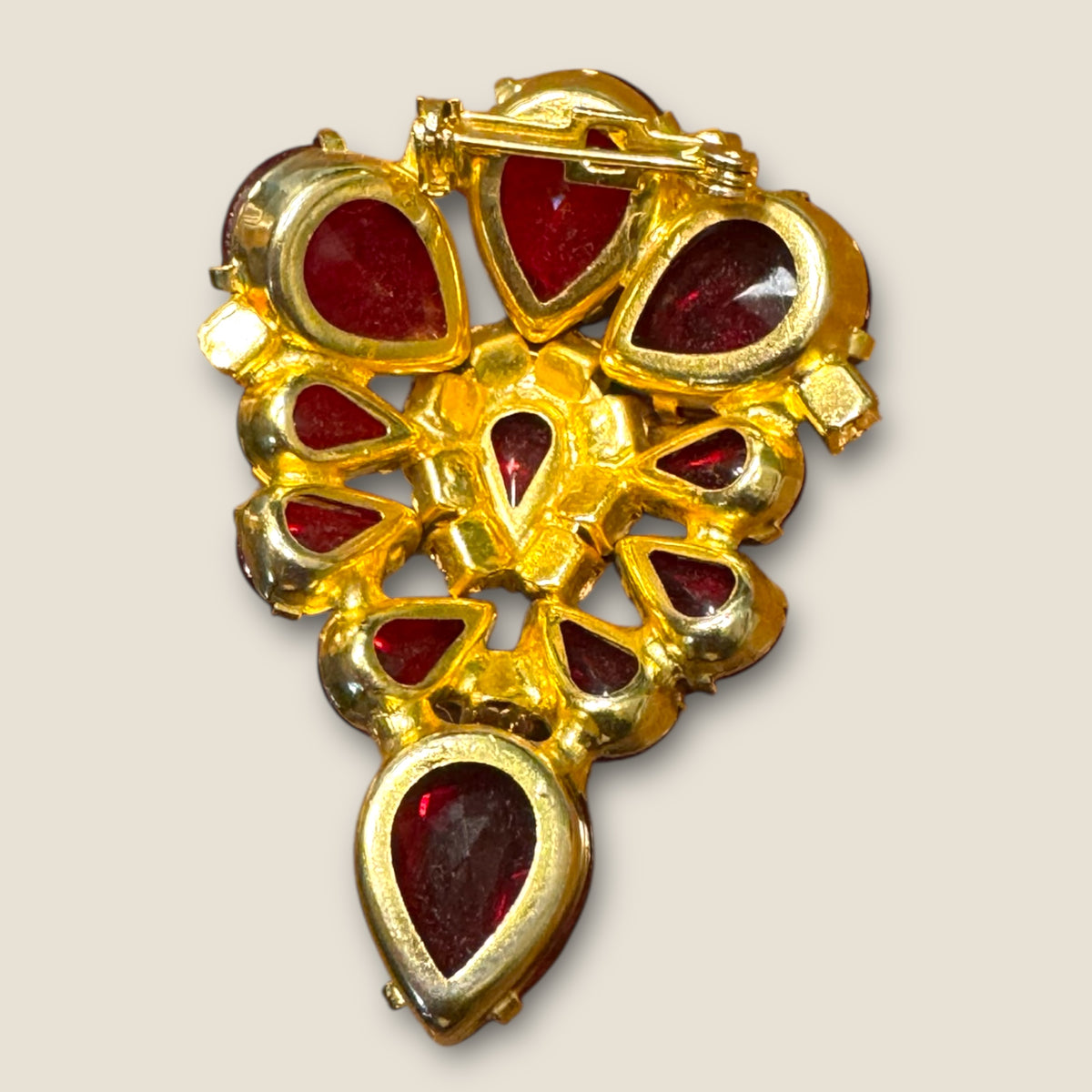 Vintage Ruby Red Pear-Cut Cluster Brooch – Mid-Century Radiance