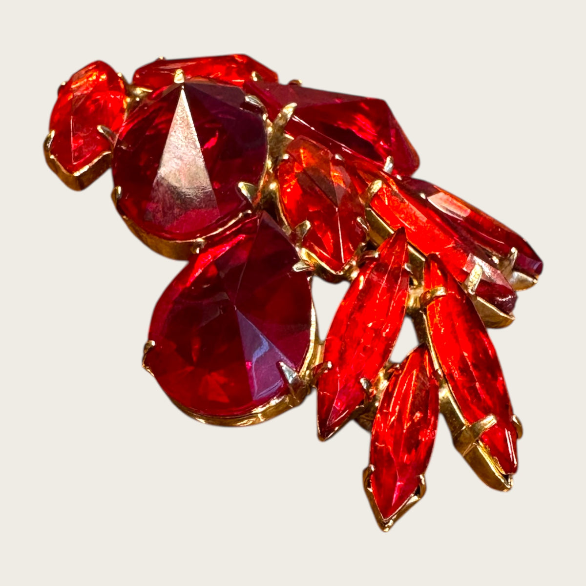 Vintage Blood-Red Marquis & Teardrop Glass Brooch – Layered Facets, Pointed Domes, Gold-Tone Setting