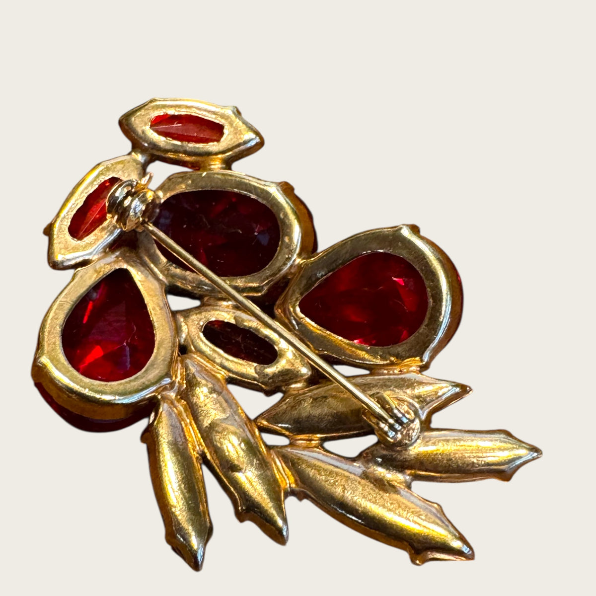 Vintage Blood-Red Marquis & Teardrop Glass Brooch – Layered Facets, Pointed Domes, Gold-Tone Setting