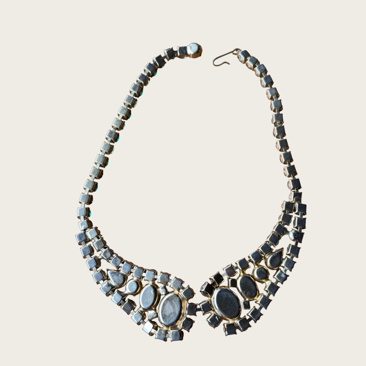 Vintage Emerald Radiance – Mid-Century Uranium Rhinestone Statement Necklace