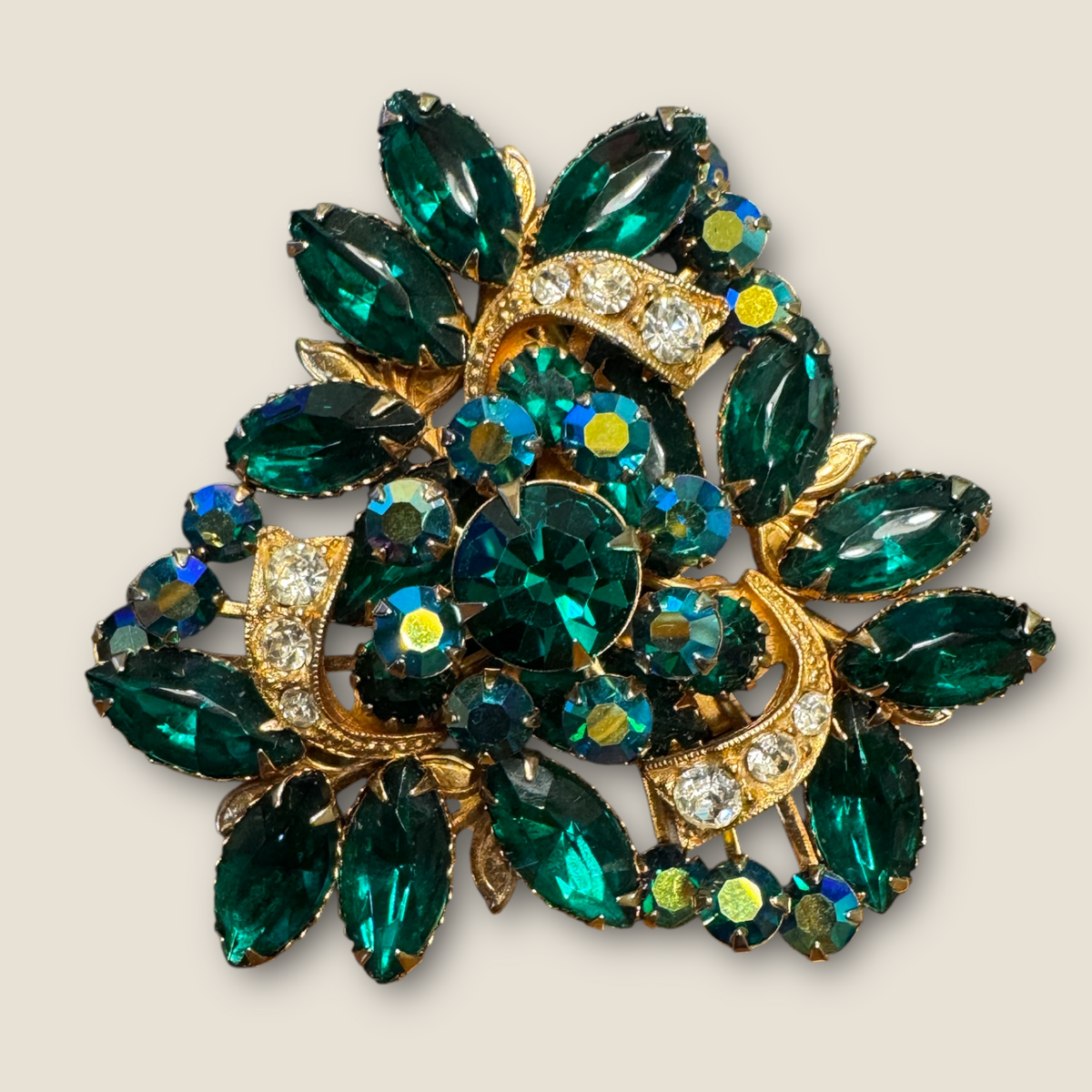 Vintage Emerald Green & Aurora Borealis Rhinestone Brooch with Golden Ribbon Scrolls – Beau Jewels Style