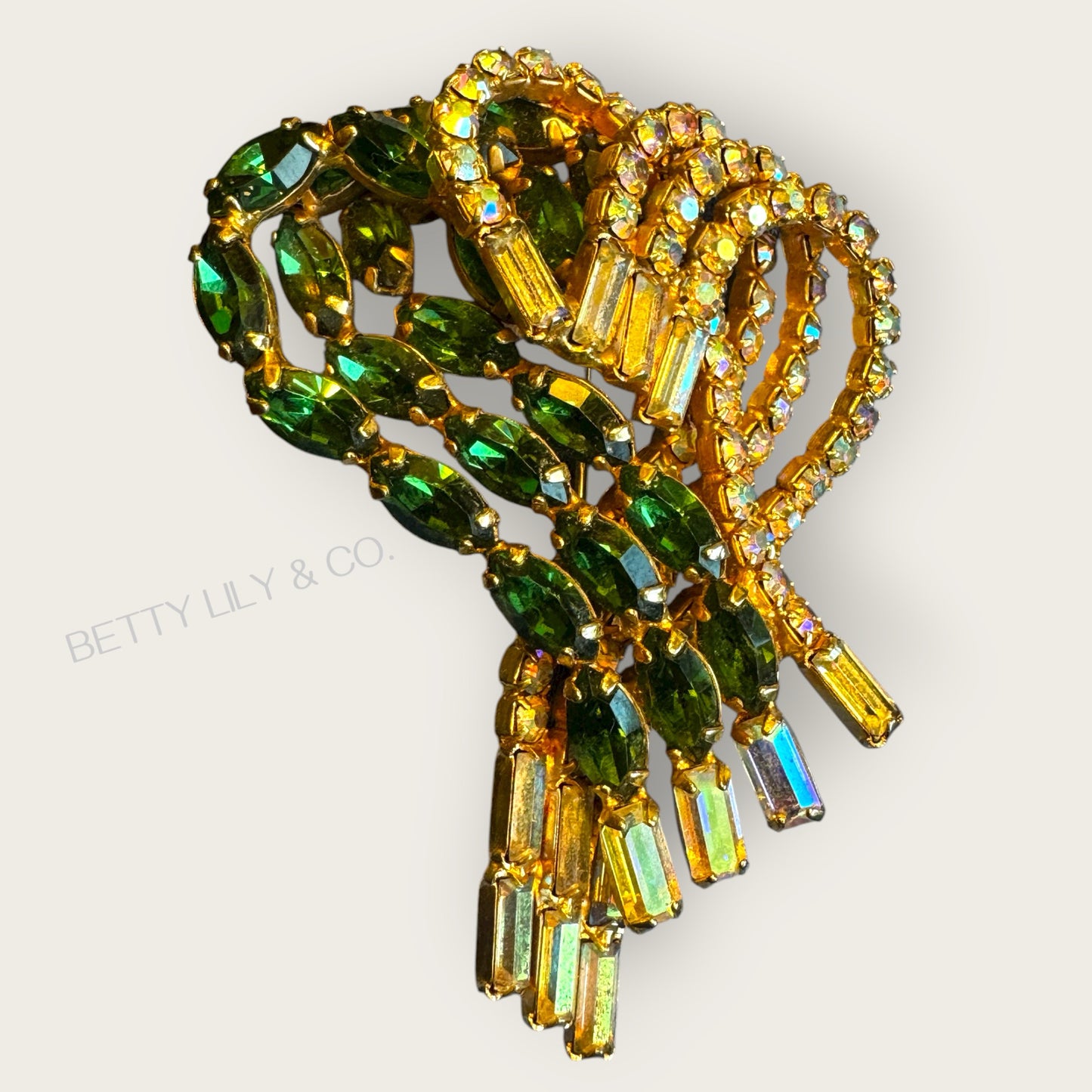 Mid-Century Emerald & Aurora Borealis Rhinestone Swirl Brooch – Unsigned Hobé Style