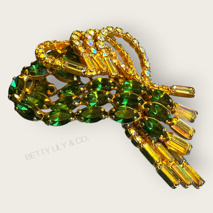 Mid-Century Emerald & Aurora Borealis Rhinestone Swirl Brooch – Unsigned Hobé Style