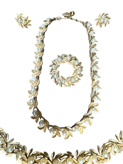Vintage 1970s Avon 4-Piece Jewelry Set – Gold-Tone Leaf & Pearl Necklace, Bracelet, Earrings & Brooch