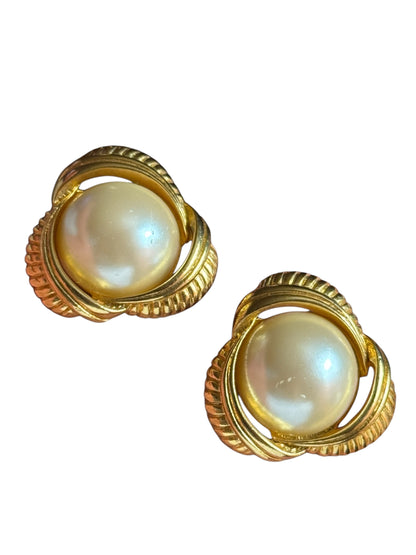 Vintage Sarah Coventry gold tone faux pearl clip-on earrings – 1960s mid-century classic