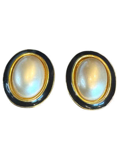 Vintage Carol Lee Oval Clip-On Earrings – Faux Pearl Cabochons with Black Enamel & Gold Trim