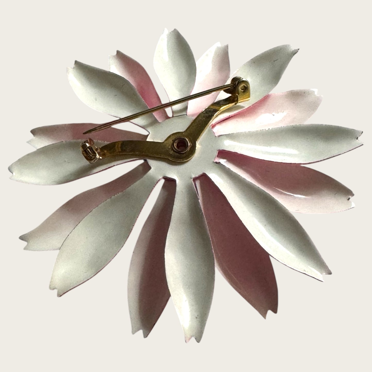 Vintage 1970s Pink Enamel Flower Brooch – Two-Tone Metal Daisy Pin
