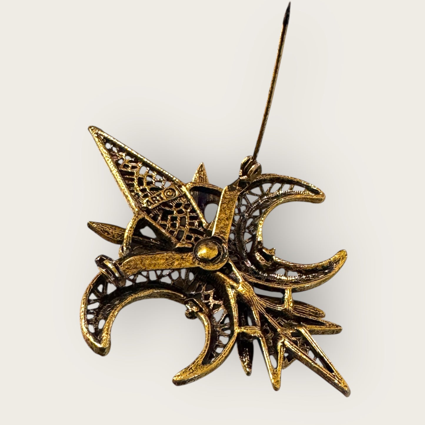 Vintage ART Signed Fleur-de-Lis Brooch in Antique Gold Tone – Filigree Openwork Pin