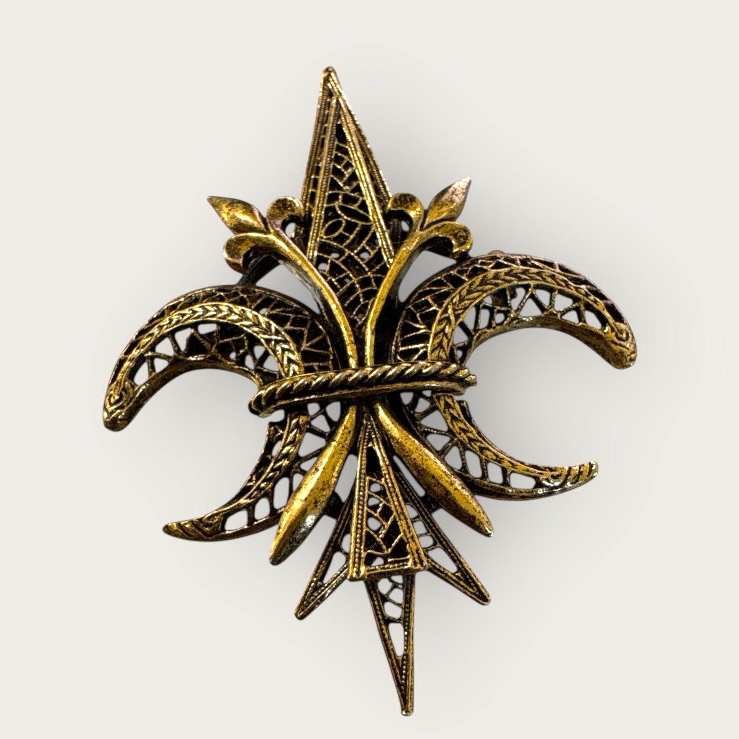 Vintage ART Signed Fleur-de-Lis Brooch in Antique Gold Tone – Filigree Openwork Pin