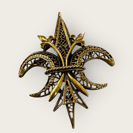 Vintage ART Signed Fleur-de-Lis Brooch in Antique Gold Tone – Filigree Openwork Pin