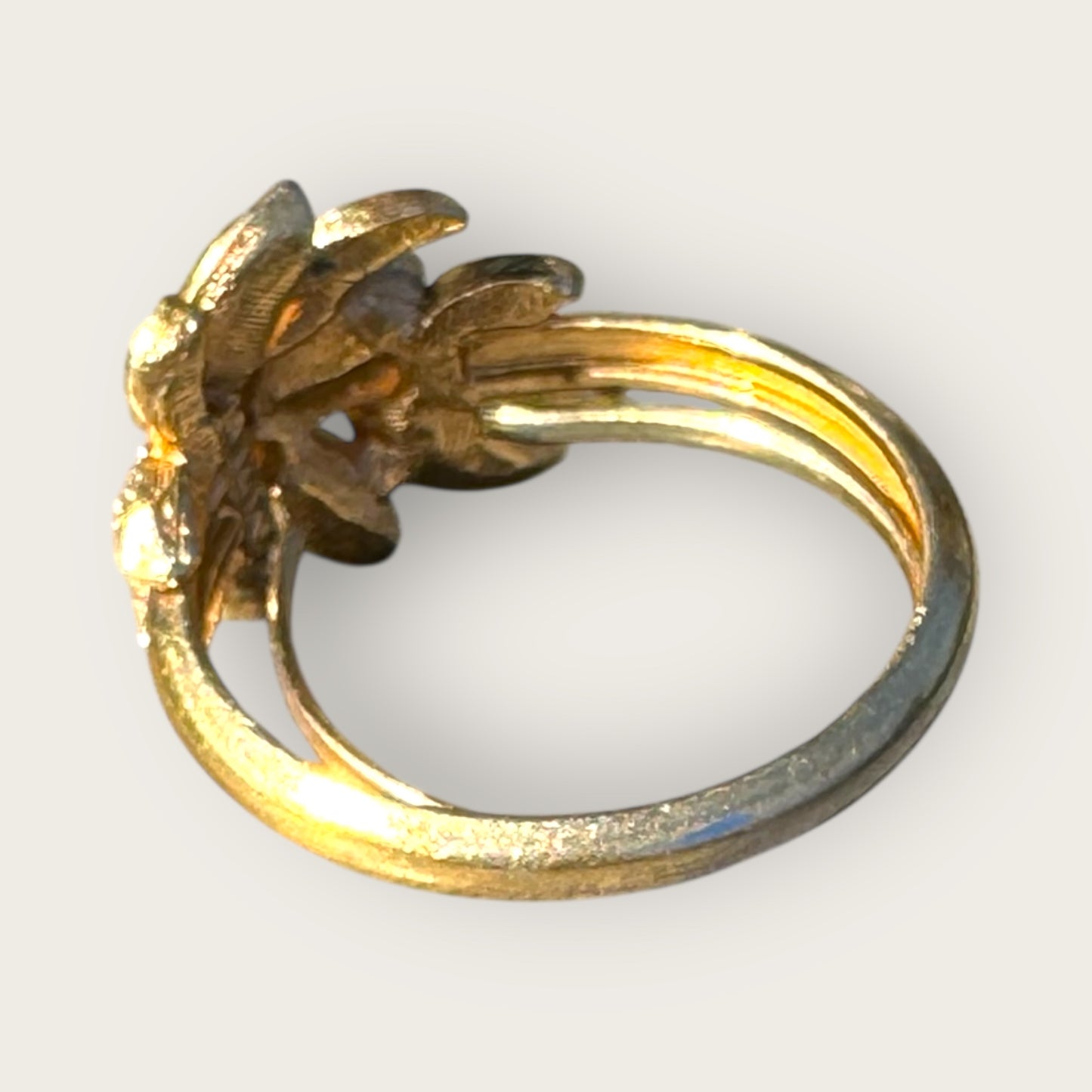 Vintage Signed Avon Gold Tone Leaf Ring with Peridot Marquise Stones and Uranium Glass