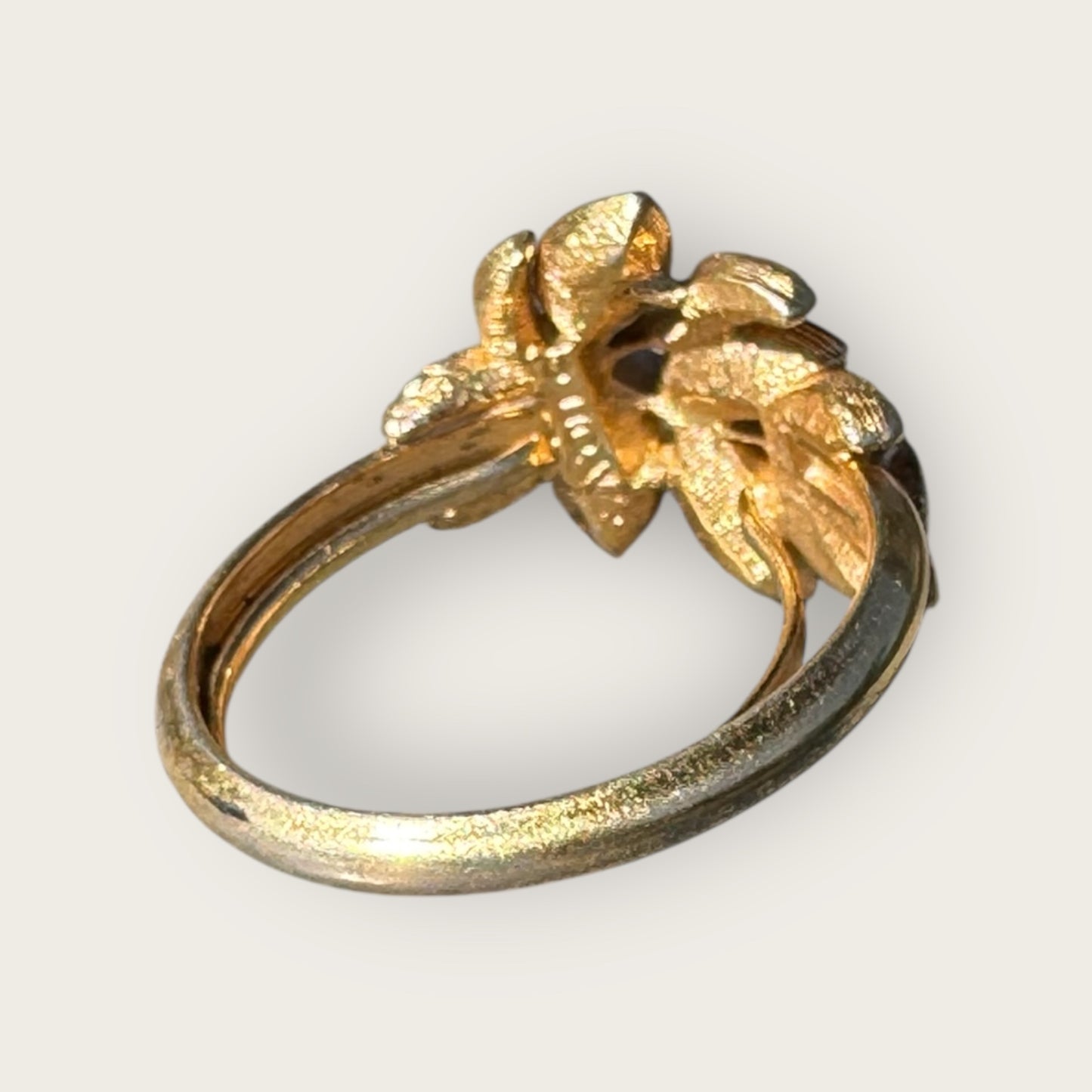 Vintage Signed Avon Gold Tone Leaf Ring with Peridot Marquise Stones and Uranium Glass