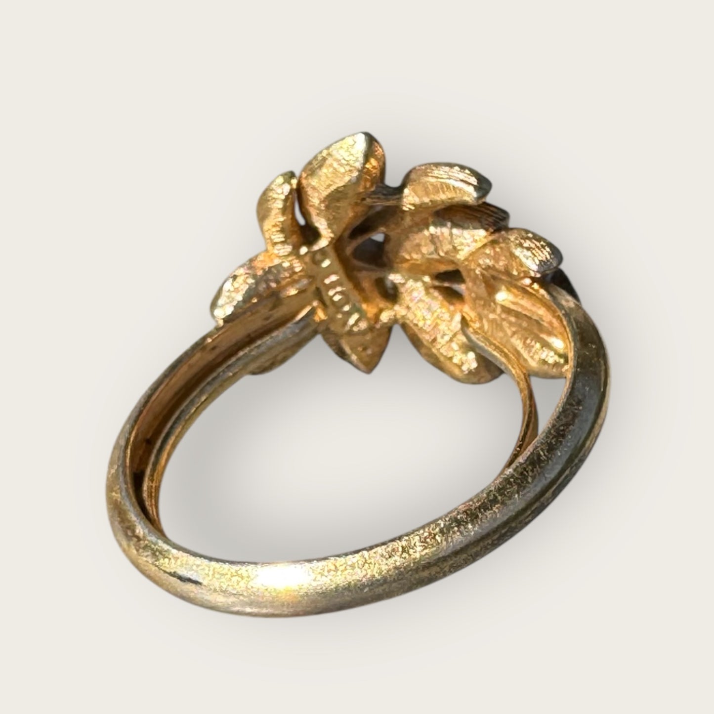 Vintage Signed Avon Gold Tone Leaf Ring with Peridot Marquise Stones and Uranium Glass
