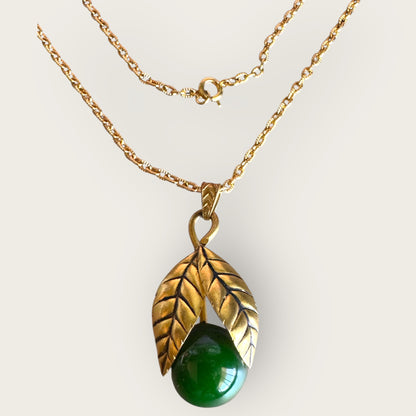 Vintage Green Bakelite Orb Pendant Necklace – Gold Tone Leaf Design, 1940s Retro Statement