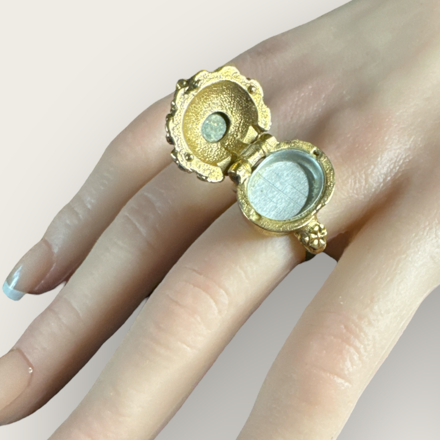 Vintage Sarah Coventry Adjustable Perfume Ring – Green Cabochon, Gold Tone Filigree, Secret Locket Design