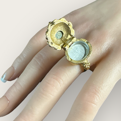 Vintage Sarah Coventry Adjustable Perfume Ring – Green Cabochon, Gold Tone Filigree, Secret Locket Design