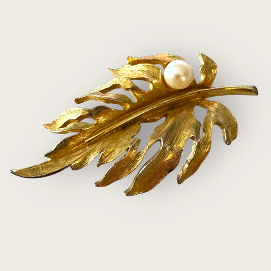 Vintage Capri Cultured Pearl Leaf Brooch – Textured Gold-Tone Statement Pin