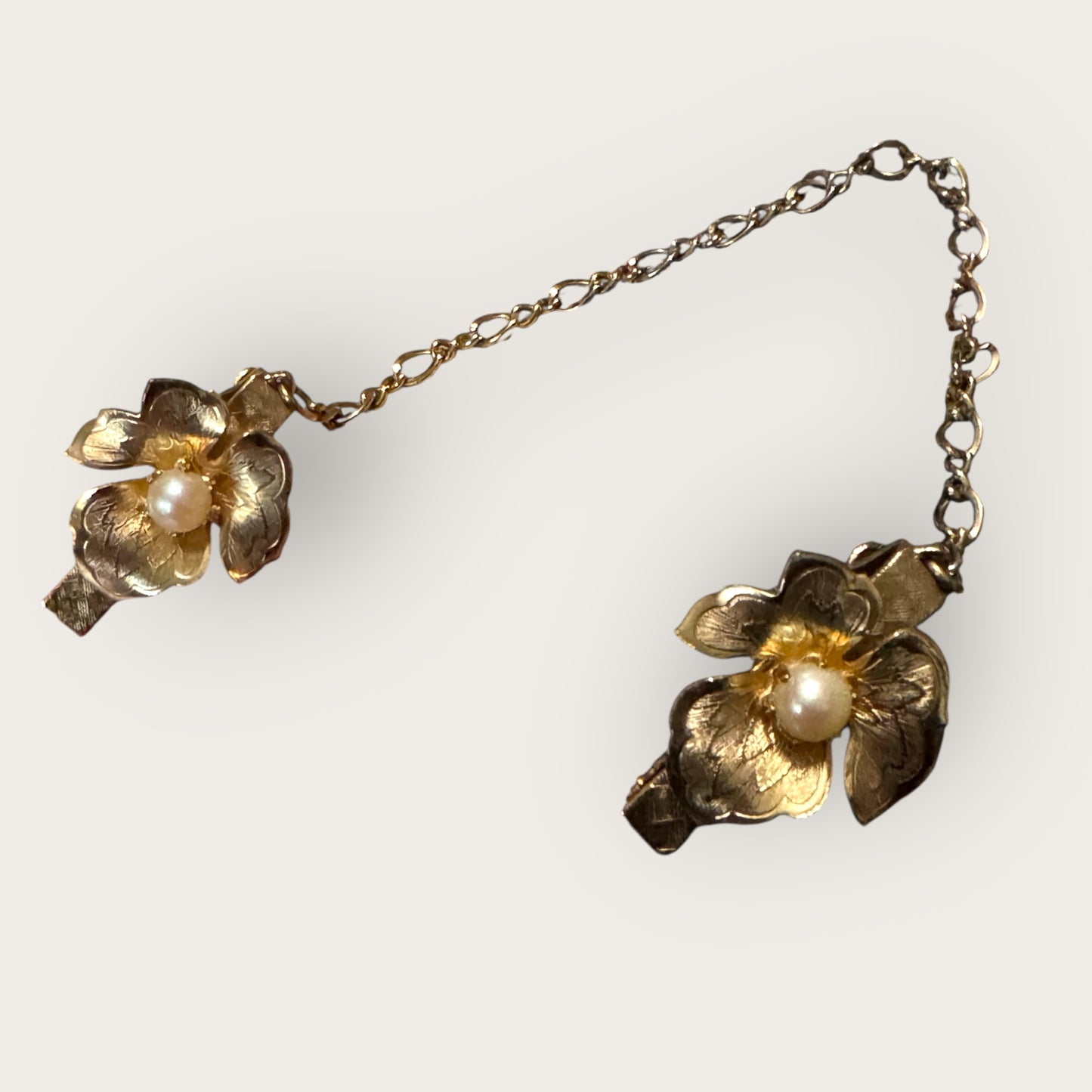 Vintage 1950s Gold Plated Sweater Guard with Cultured Pearls – Floral Clips, Patent 2853781