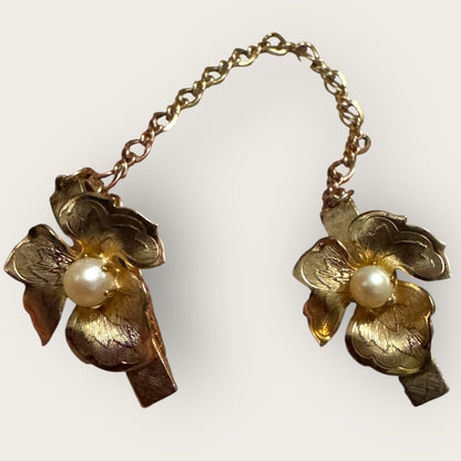 Vintage 1950s Gold Plated Sweater Guard with Cultured Pearls – Floral Clips, Patent 2853781