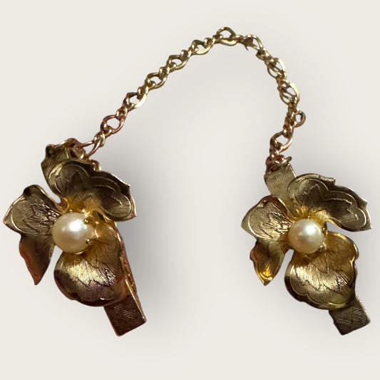 Vintage 1950s Gold Plated Sweater Guard with Cultured Pearls – Floral Clips, Patent 2853781