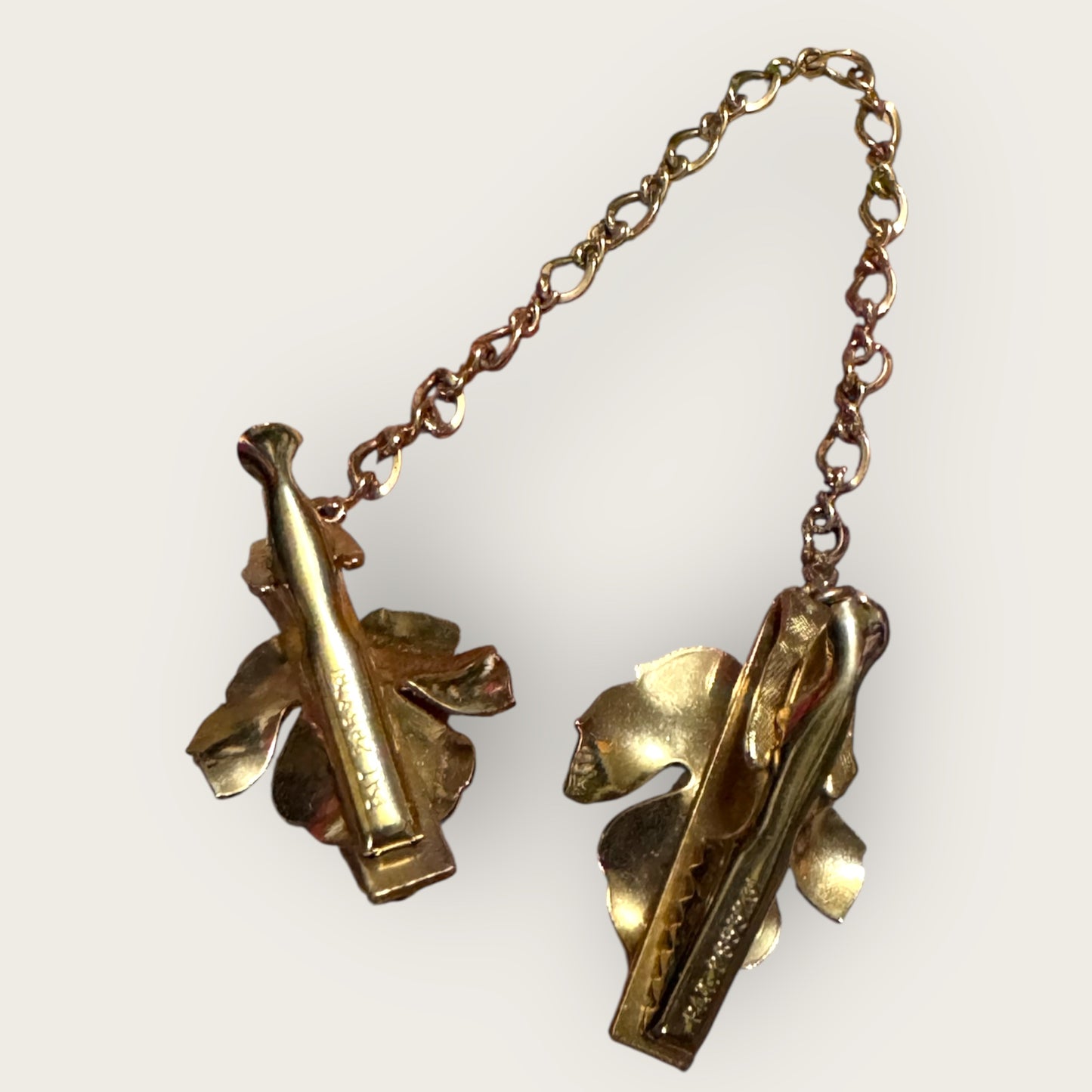 Vintage 1950s Gold Plated Sweater Guard with Cultured Pearls – Floral Clips, Patent 2853781
