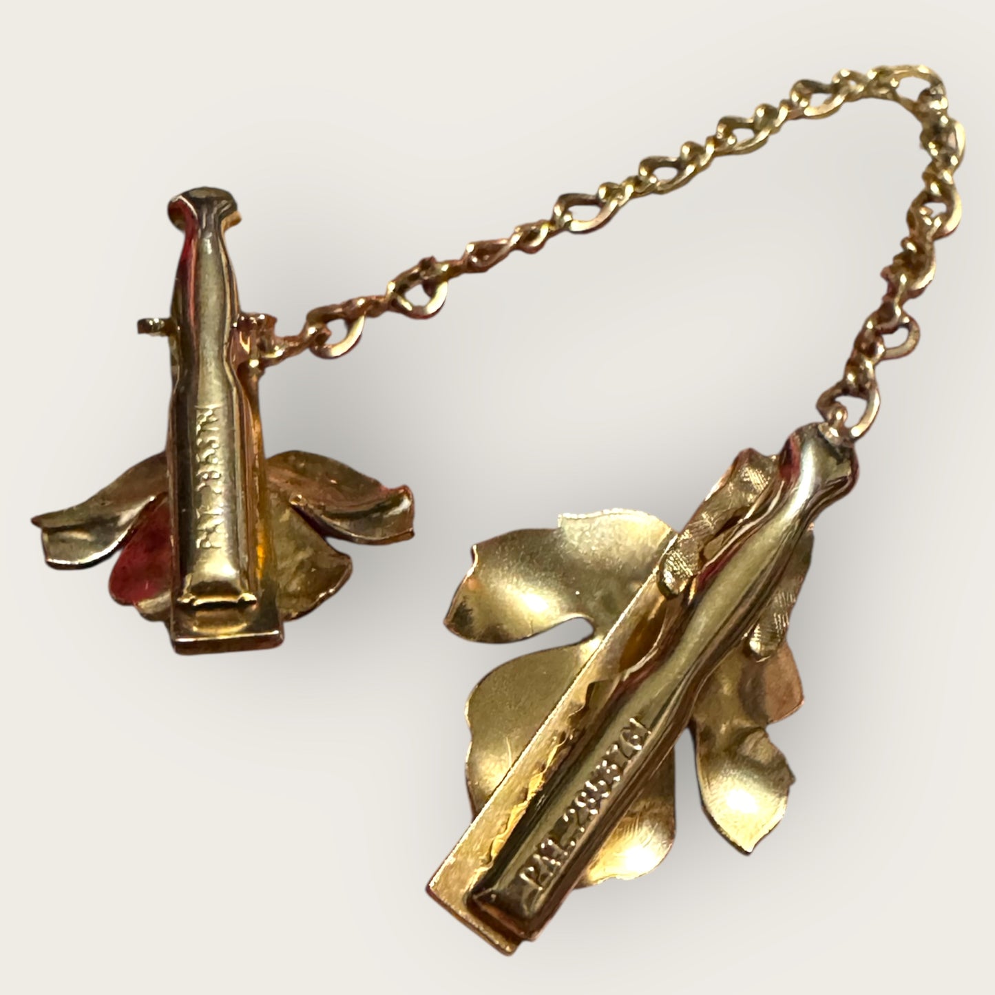 Vintage 1950s Gold Plated Sweater Guard with Cultured Pearls – Floral Clips, Patent 2853781