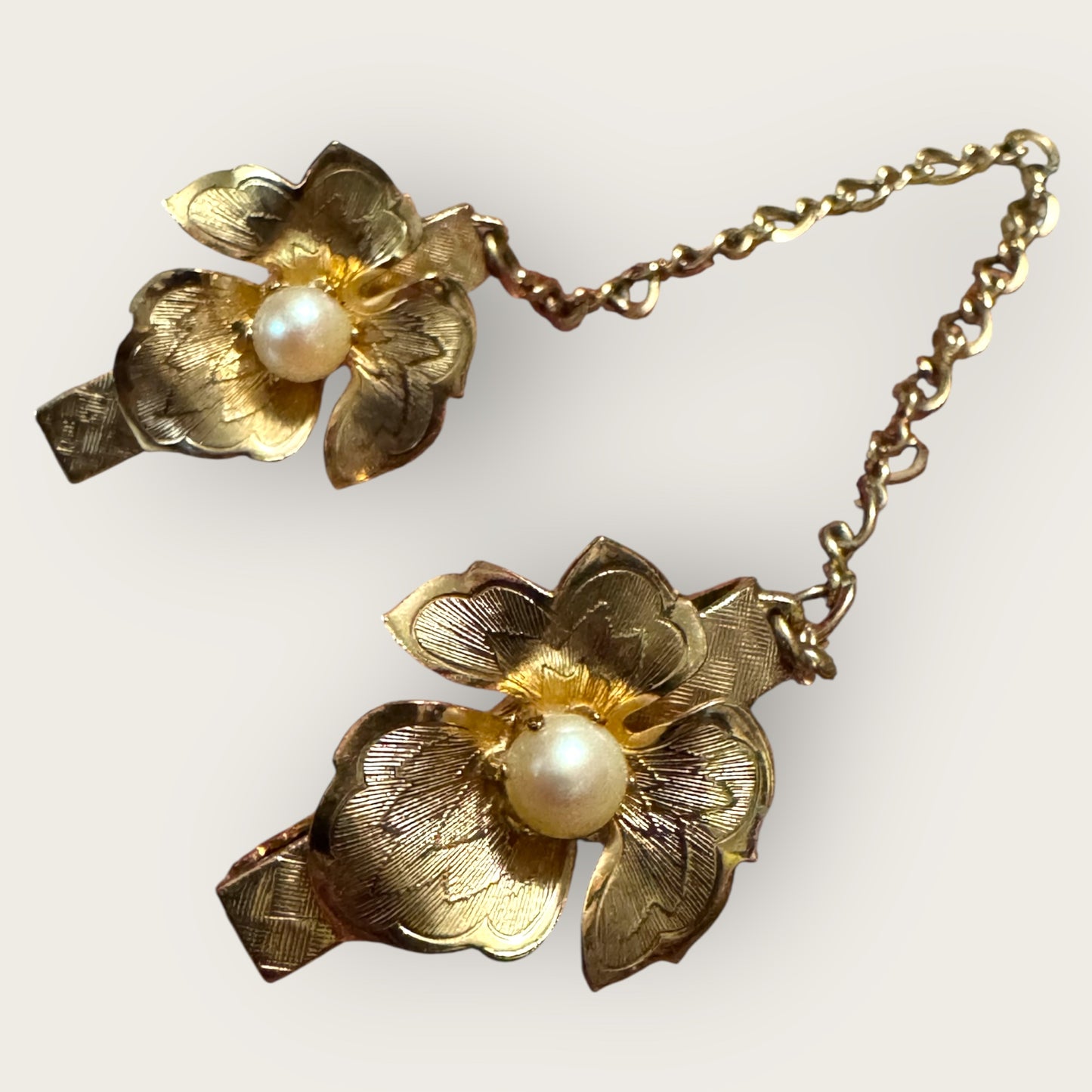 Vintage 1950s Gold Plated Sweater Guard with Cultured Pearls – Floral Clips, Patent 2853781