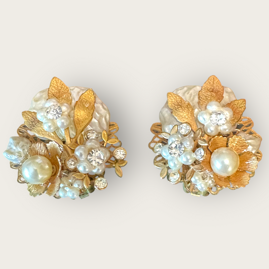 Unsigned Beau Jewels Vintage Gold-Tone & Faux Pearl Floral Clip-On Earrings – Mid-Century Statement Jewelry