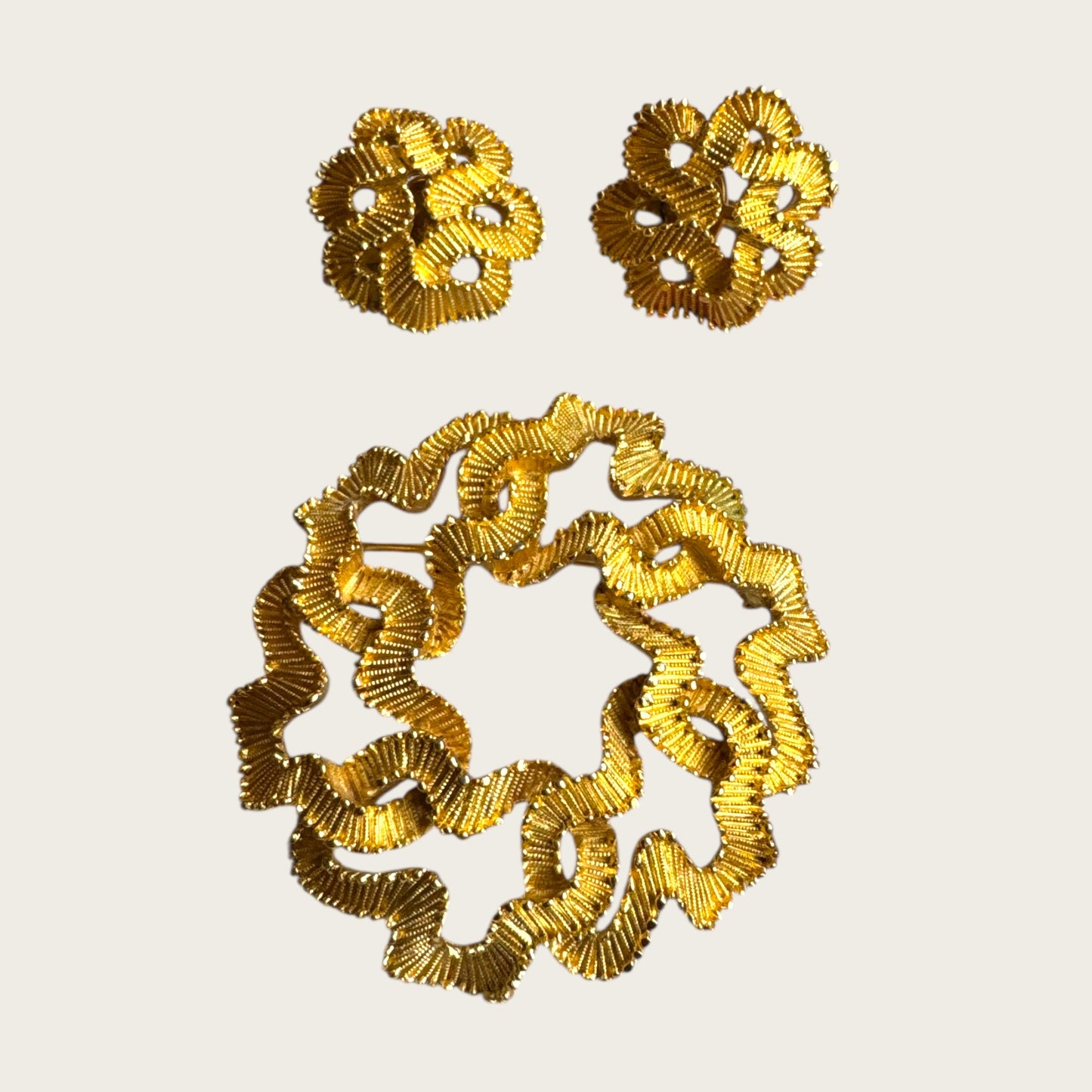 Crown Trifari Ribbon Swirl Brooch and Earring Set – Mid-Century Gold-Tone Statement Jewelry