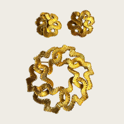 Crown Trifari Ribbon Swirl Brooch and Earring Set – Mid-Century Gold-Tone Statement Jewelry