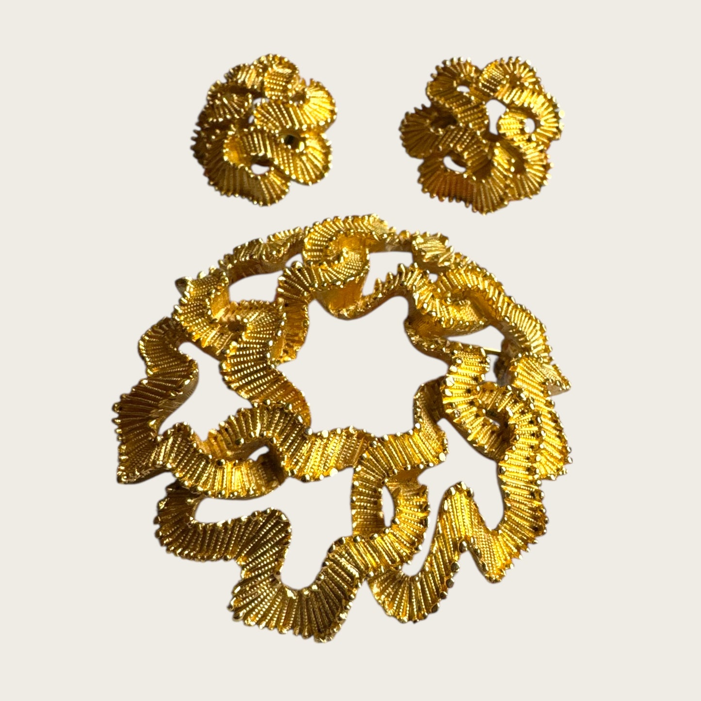 Crown Trifari Ribbon Swirl Brooch and Earring Set – Mid-Century Gold-Tone Statement Jewelry
