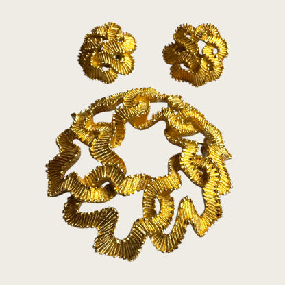 Crown Trifari Ribbon Swirl Brooch and Earring Set – Mid-Century Gold-Tone Statement Jewelry