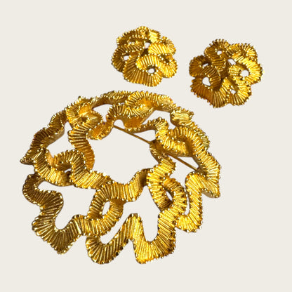 Crown Trifari Ribbon Swirl Brooch and Earring Set – Mid-Century Gold-Tone Statement Jewelry