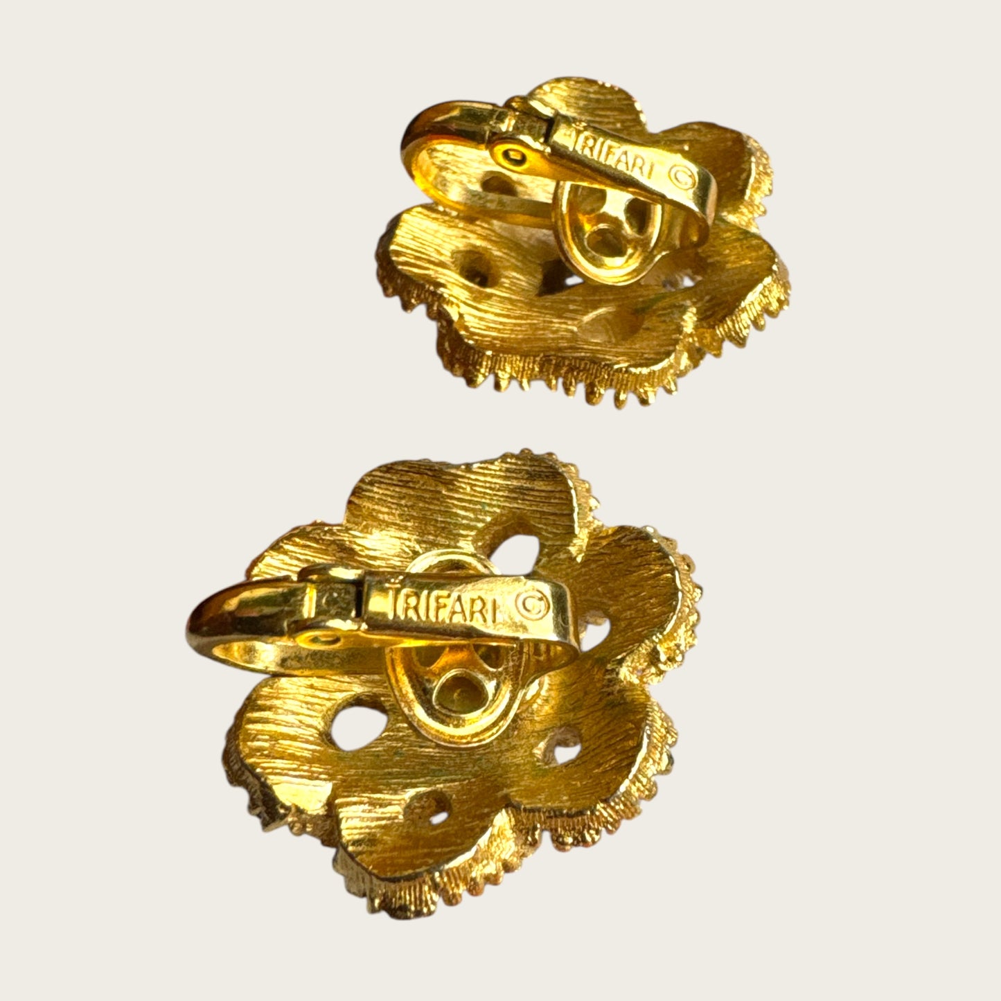 Crown Trifari Ribbon Swirl Brooch and Earring Set – Mid-Century Gold-Tone Statement Jewelry