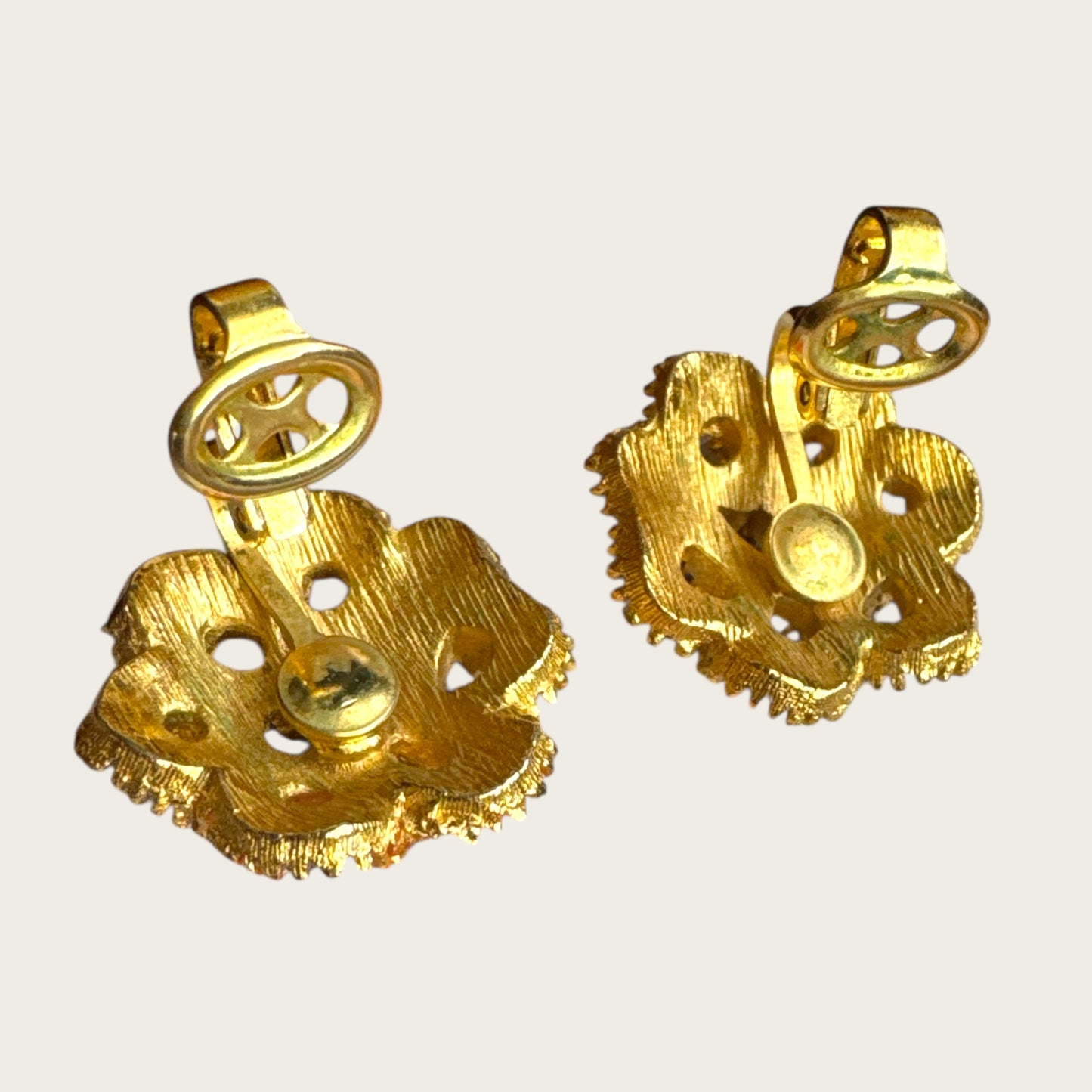 Crown Trifari Ribbon Swirl Brooch and Earring Set – Mid-Century Gold-Tone Statement Jewelry