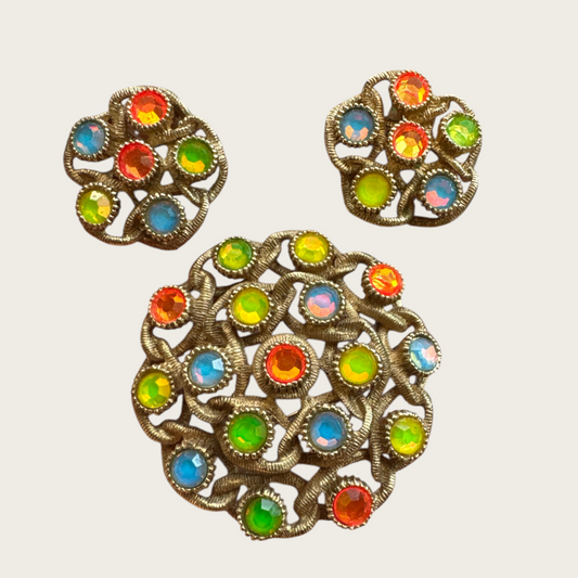 Sarah Coventry “Fiesta” Cabochon Brooch & Earring Set – Luminous Uranium Glass in Gold-Tone Filigree