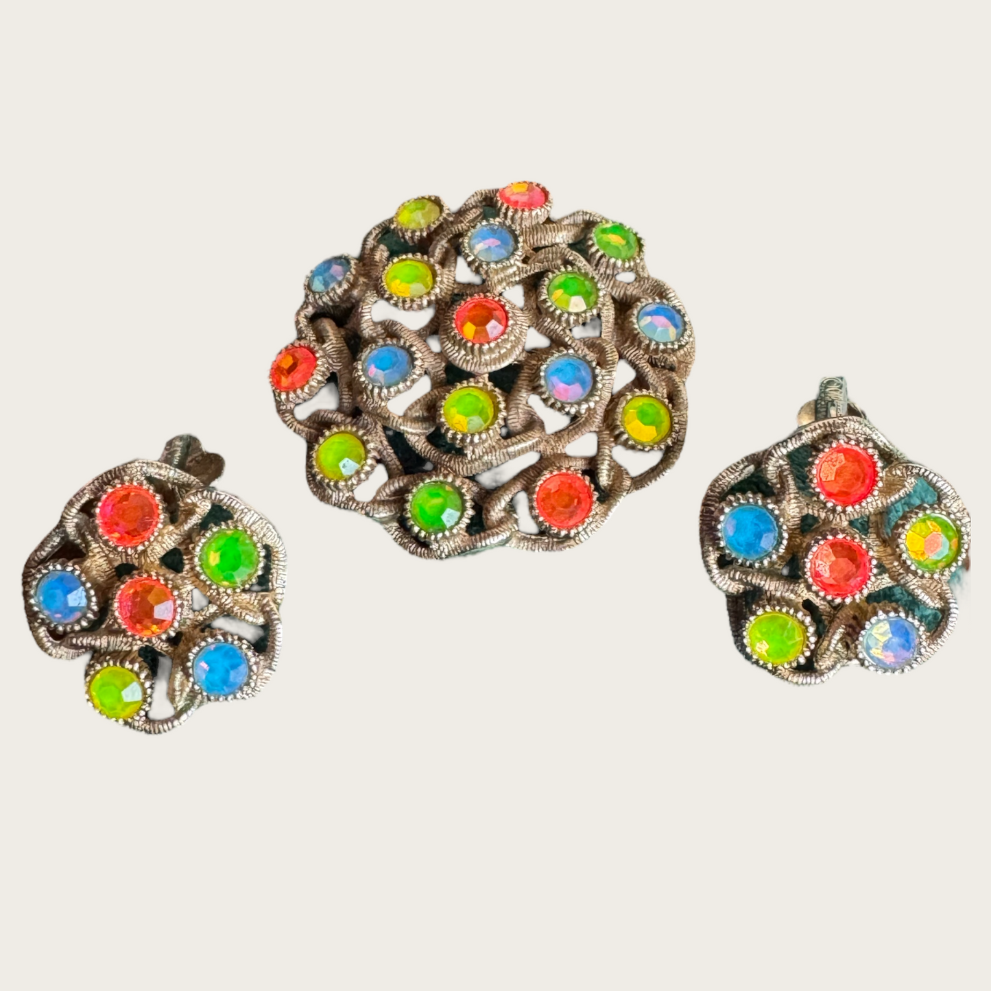 Sarah Coventry “Fiesta” Cabochon Brooch & Earring Set – Luminous Uranium Glass in Gold-Tone Filigree