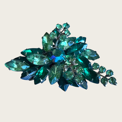 Vintage Emerald Green & Light Peridot Rhinestone Spray Brooch – Layered Silvertone Design (1950s–1960s)