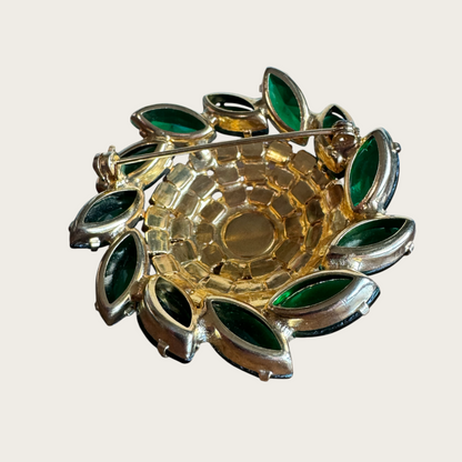 Mid-Century Uranium & Emerald Glass Wreath Brooch – Layered Gold-Tone Domed Design