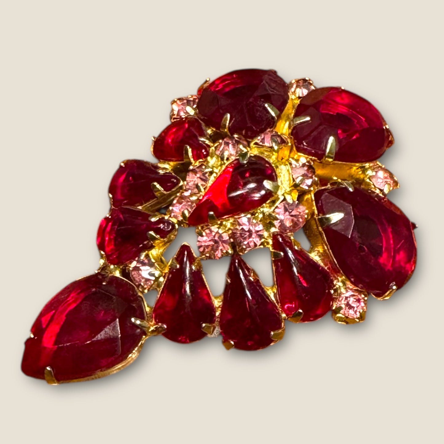 Vintage Ruby Red Pear-Cut Cluster Brooch – Mid-Century Radiance