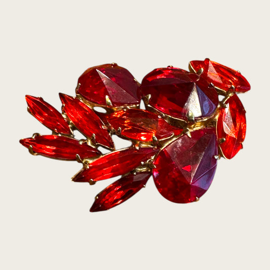 Vintage Blood-Red Marquis & Teardrop Glass Brooch – Layered Facets, Pointed Domes, Gold-Tone Setting