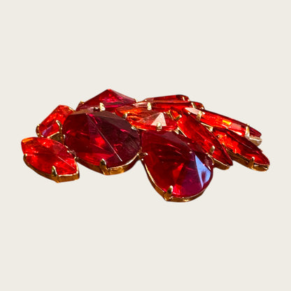 Vintage Blood-Red Marquis & Teardrop Glass Brooch – Layered Facets, Pointed Domes, Gold-Tone Setting