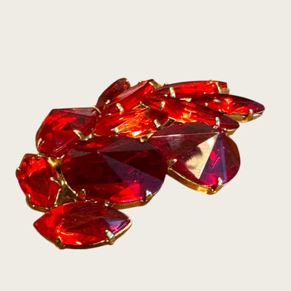 Vintage Blood-Red Marquis & Teardrop Glass Brooch – Layered Facets, Pointed Domes, Gold-Tone Setting
