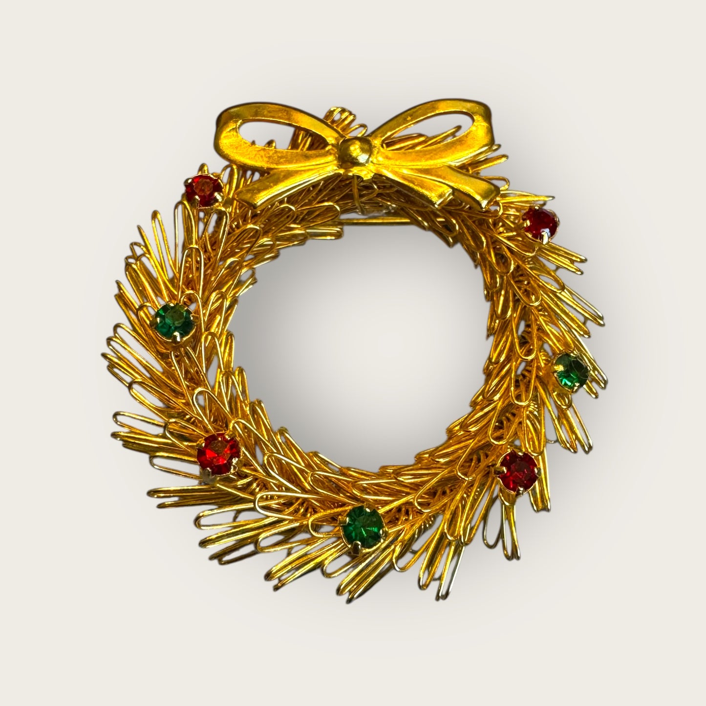Vintage Wire-Wrapped Christmas Tree Brooch – Gold-Tone with Red & Green Rhinestones